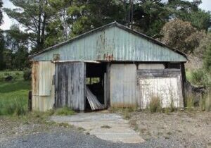 Old abandoned tin and timber shed in Strahan on the west coast of Tasmnia, Australia